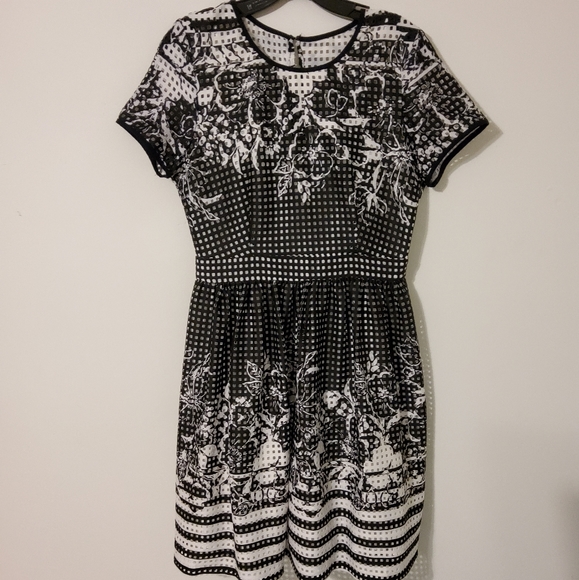 Gabby Skye Dresses & Skirts - GABBY SKYE BLACK/WHITE FLORAL SHORT SLEEVE EYELET FIT & FLARE SCOOP NECK  SIZE 8